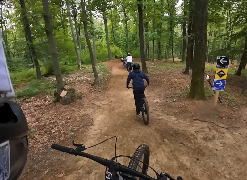 momci voze biciklo na bike stazi