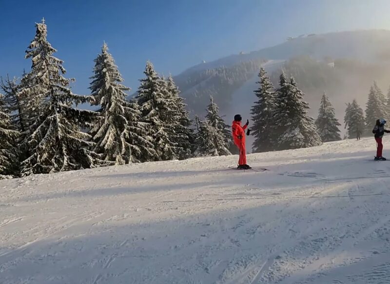 momak skija na ski stazi na kopaoniku