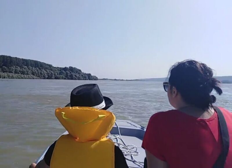 dve osobe se vode čamcem po krčedinskoj adi