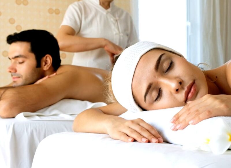 momak i devojka uživaju na spa tretmanu