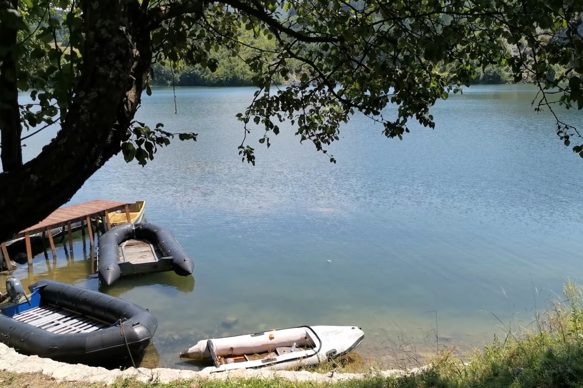 prikaz gumenih čamaca na radoinjskom jezeru