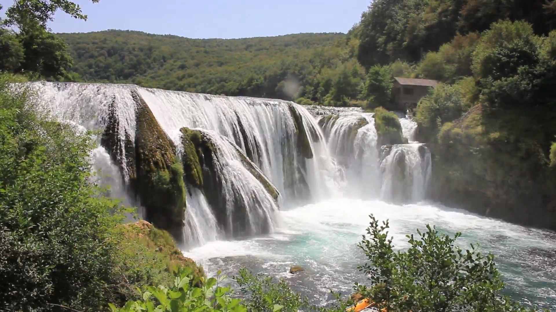 Vodopad Štrbački buk u Nacionalnom parku Una okružen zelenilom i šumom