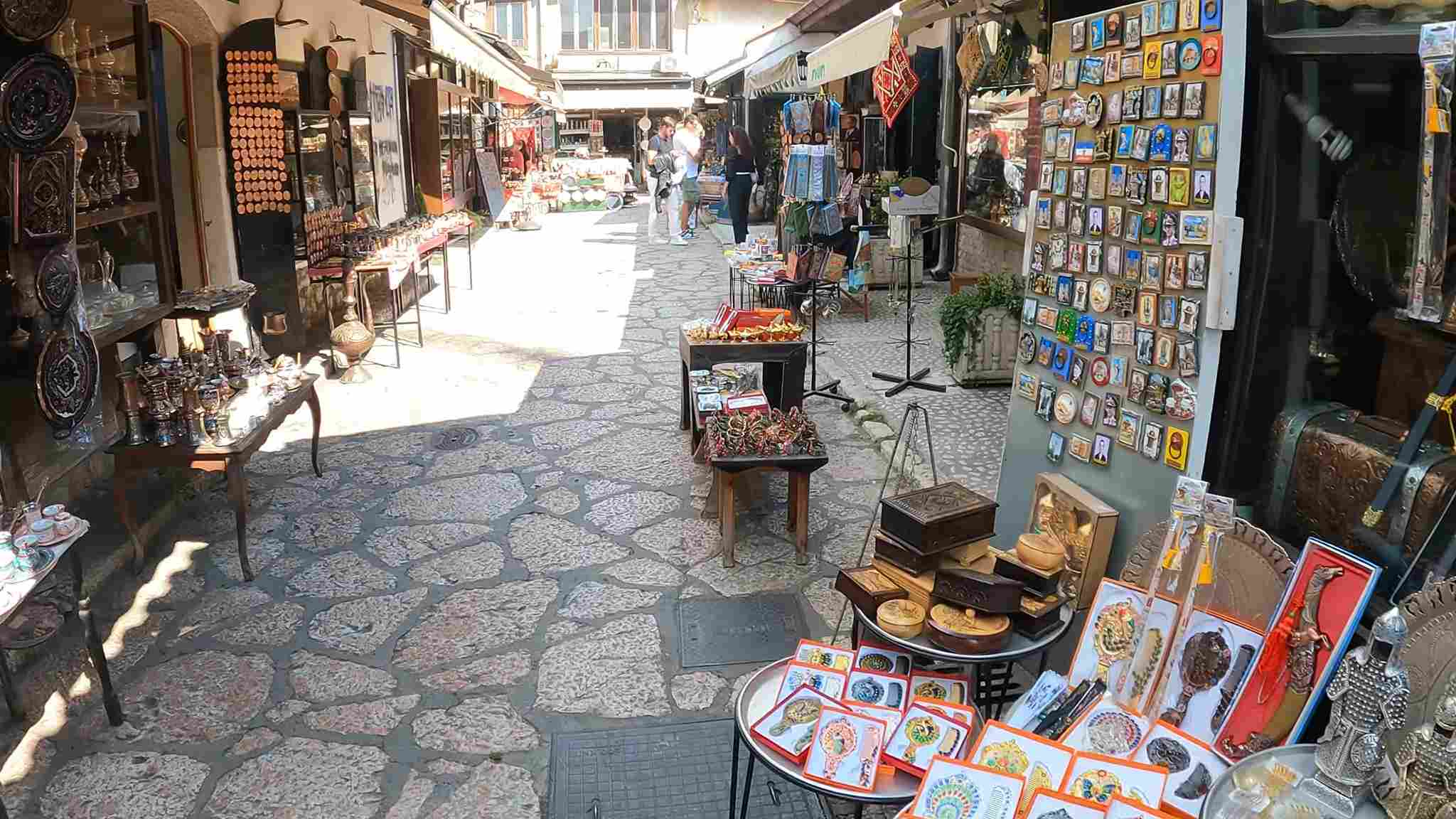Ulični prolaz na sarajevskoj Baščaršiji sa radnjama, suvenirima i tradicionalnim rukotvorinama